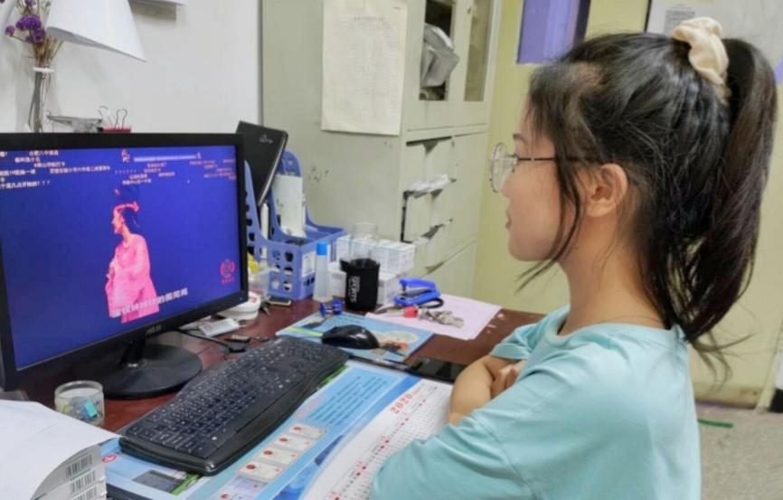 bat365官网积极组织学生线上观看“有戏安徽 点亮剧场”活动
