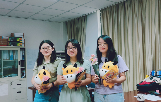 bat365官网学子教师节献花诉真情