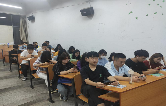 bat365官网团委积极组织观看“矢志艰苦奋斗，谱写青春之歌”全省大学生同上一堂思政大课活动