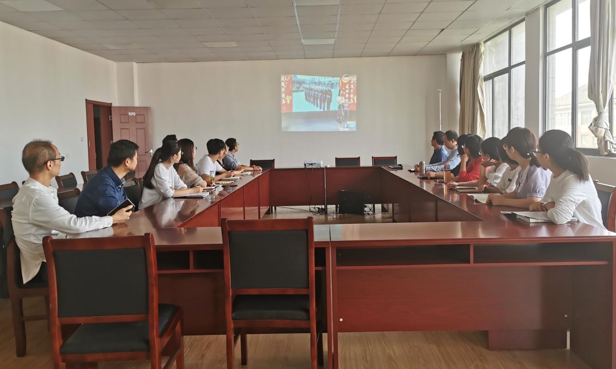 bat365官网各学院组织收看退役军人先进事迹云宣讲