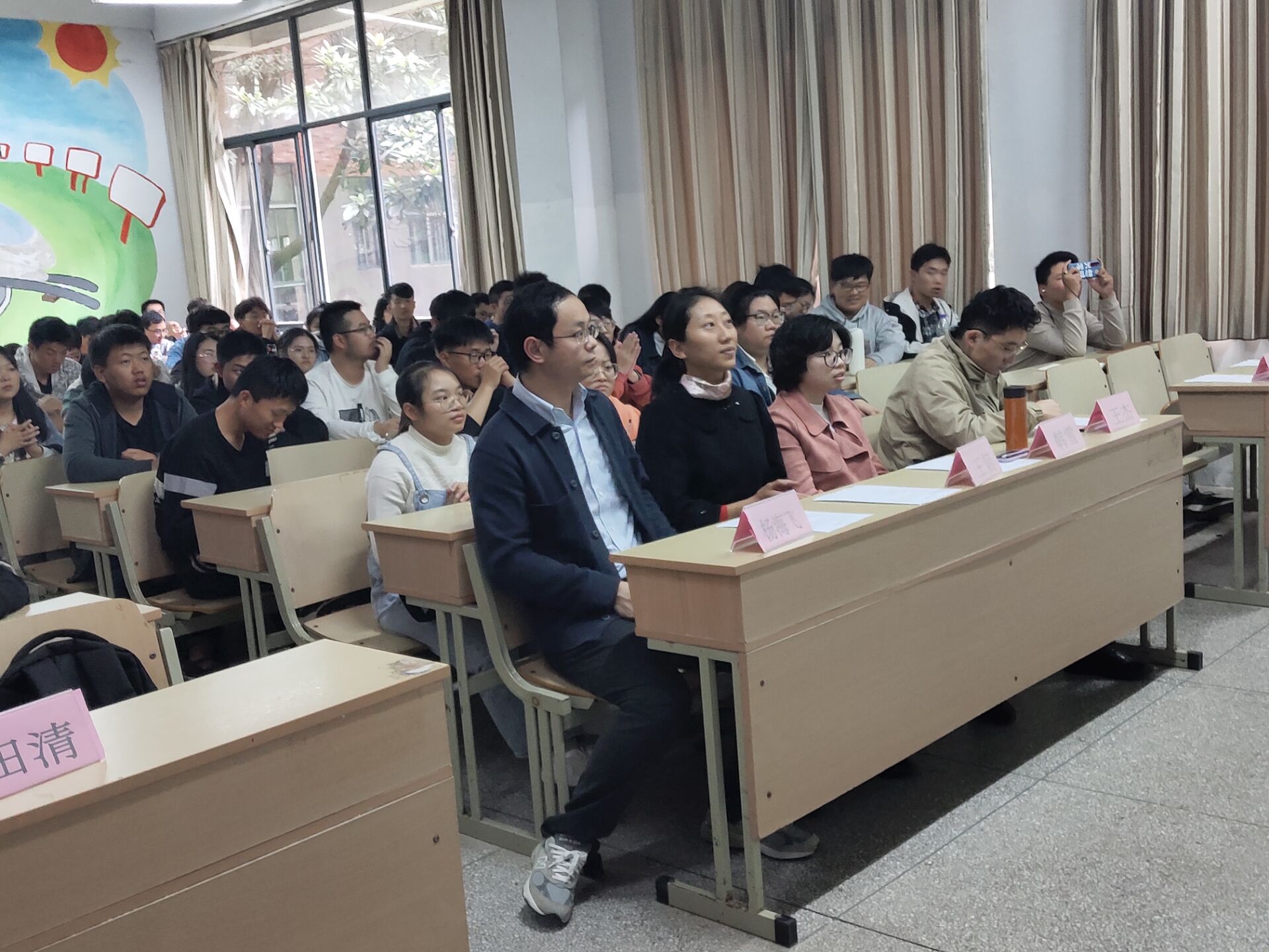 <strong>bat365在线中国登录入口土木工程学院举办交通科技大赛讲座</strong>