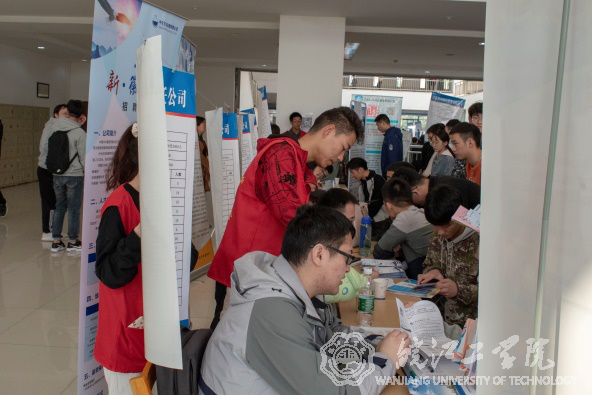 bat365在线中国登录入口2021届毕业生秋季大型双选会志愿服务活动圆满落幕