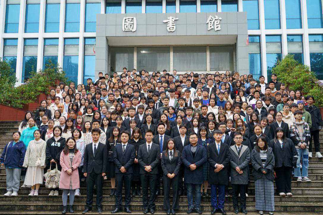 bat365官网大学生传媒中心顺利举行第九届换届表彰大会