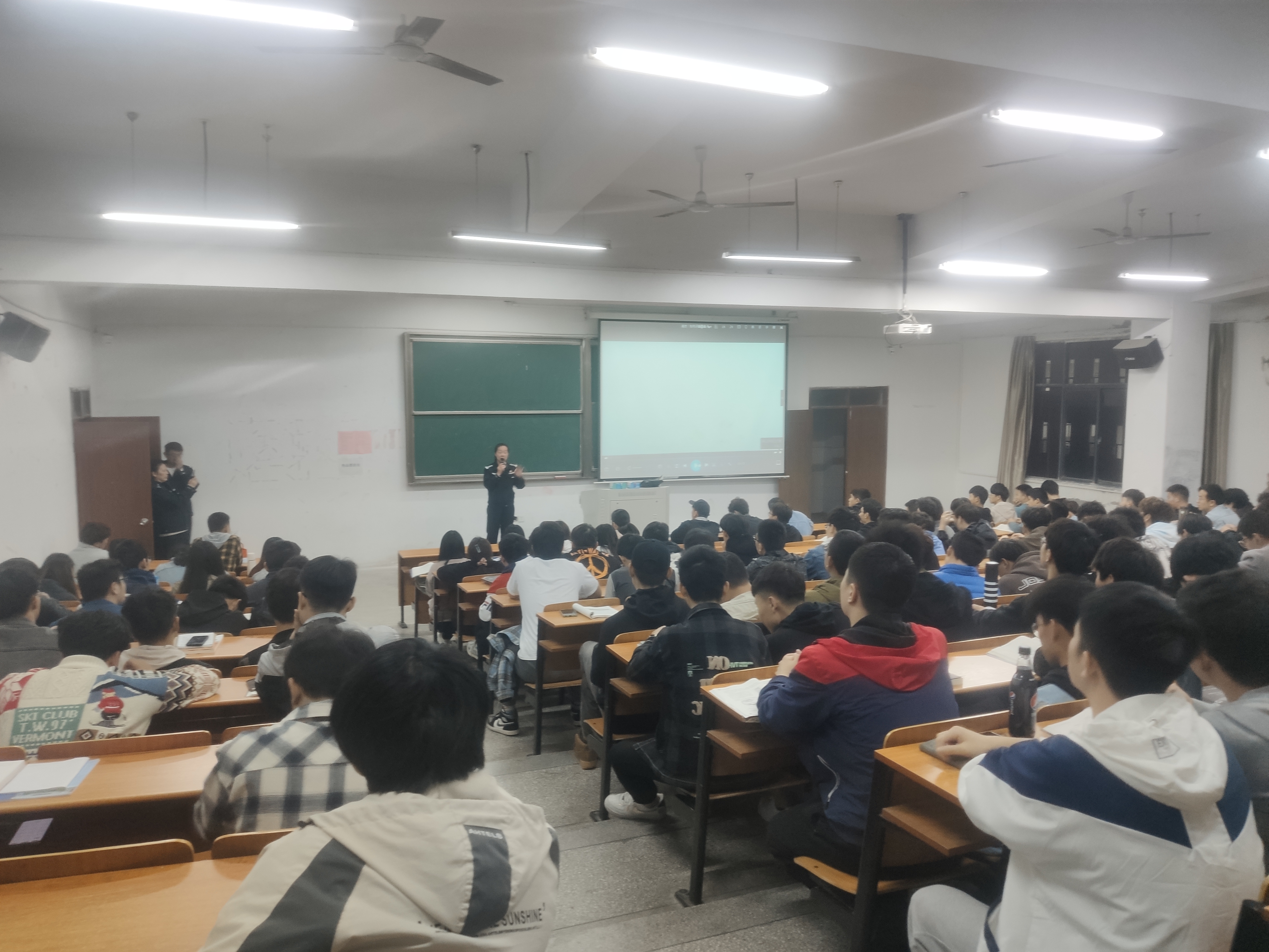 bat365官网开展预防诈骗和禁毒宣传讲座