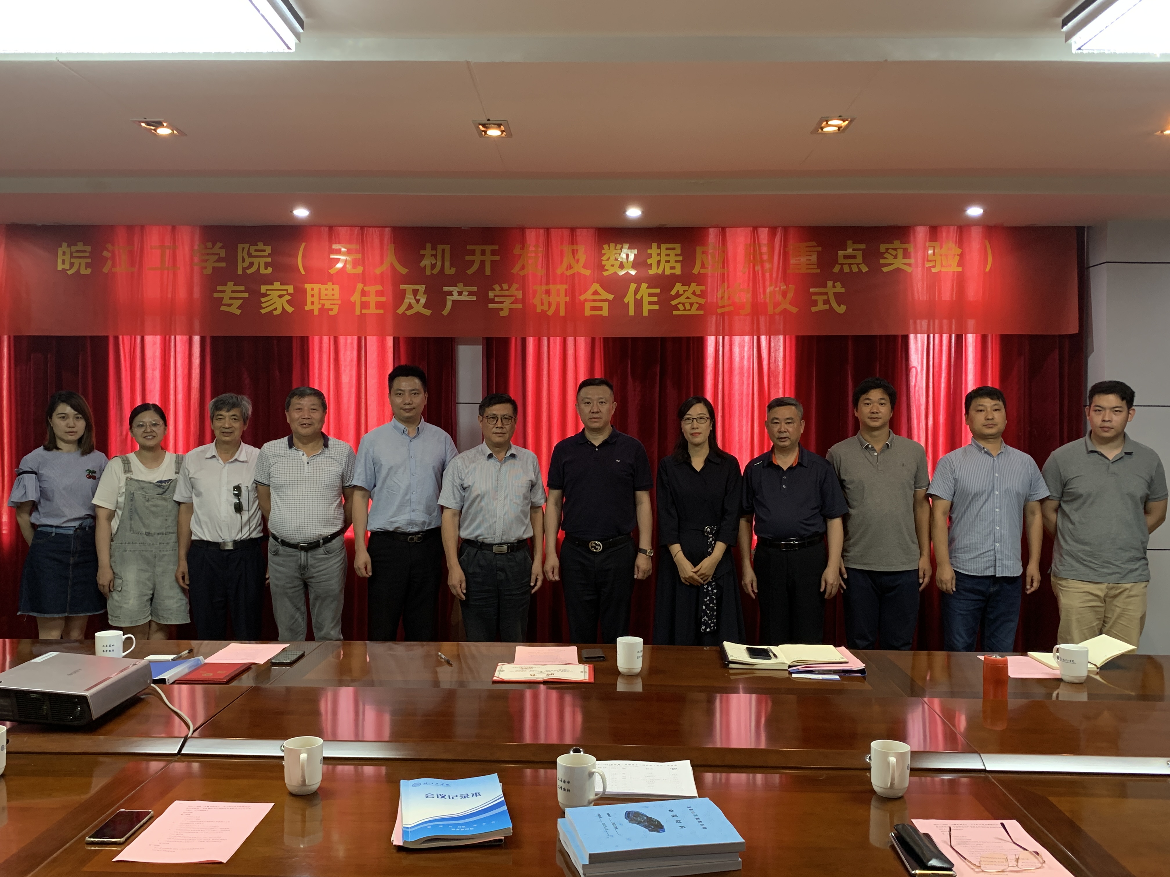 <strong>bat365在线中国登录入口（安徽省教育厅“无人机开发及数据应用”重点实验室）专家聘任及产学研合作签约仪式顺利举行</strong>