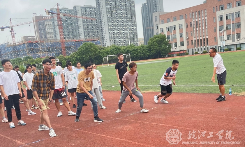 bat365官网开展大学生体质测试
