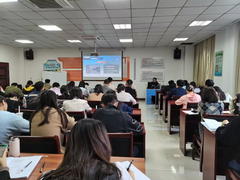 bat365官网举办2022年度辅导员培训开班仪式暨首场专题讲座