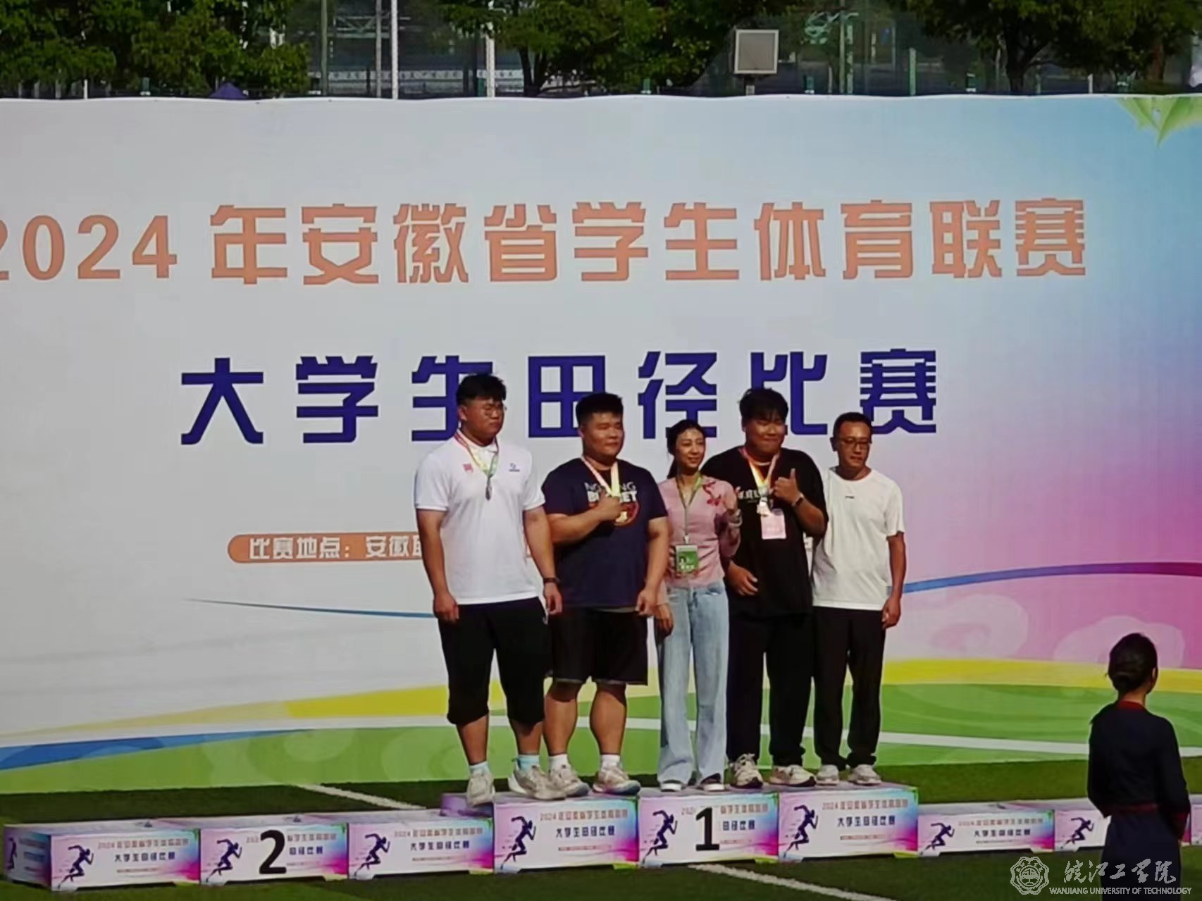 bat365官网运动员在安徽省学生体育联赛大学生田径比赛中打破男子铅球纪录并勇夺金牌