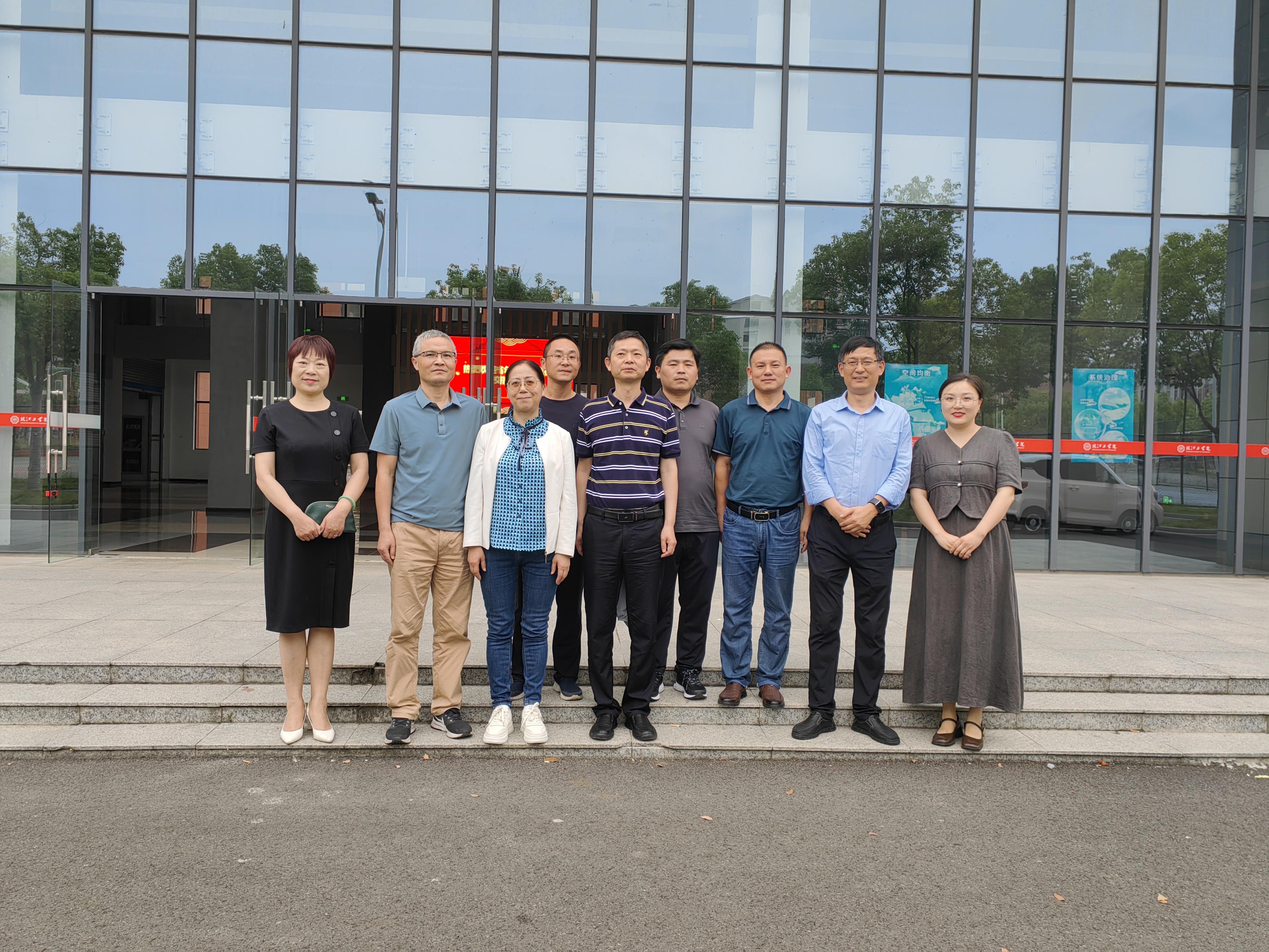 <strong>铜陵中学一行来访bat365官网艺术设计学院</strong>