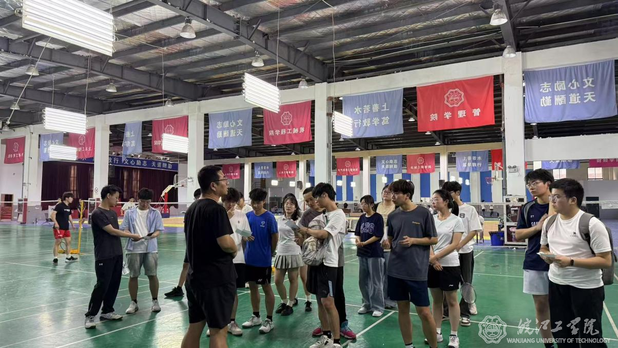 bat365在线中国登录入口第五届羽毛球团体赛赛前裁判培训会议顺利举行