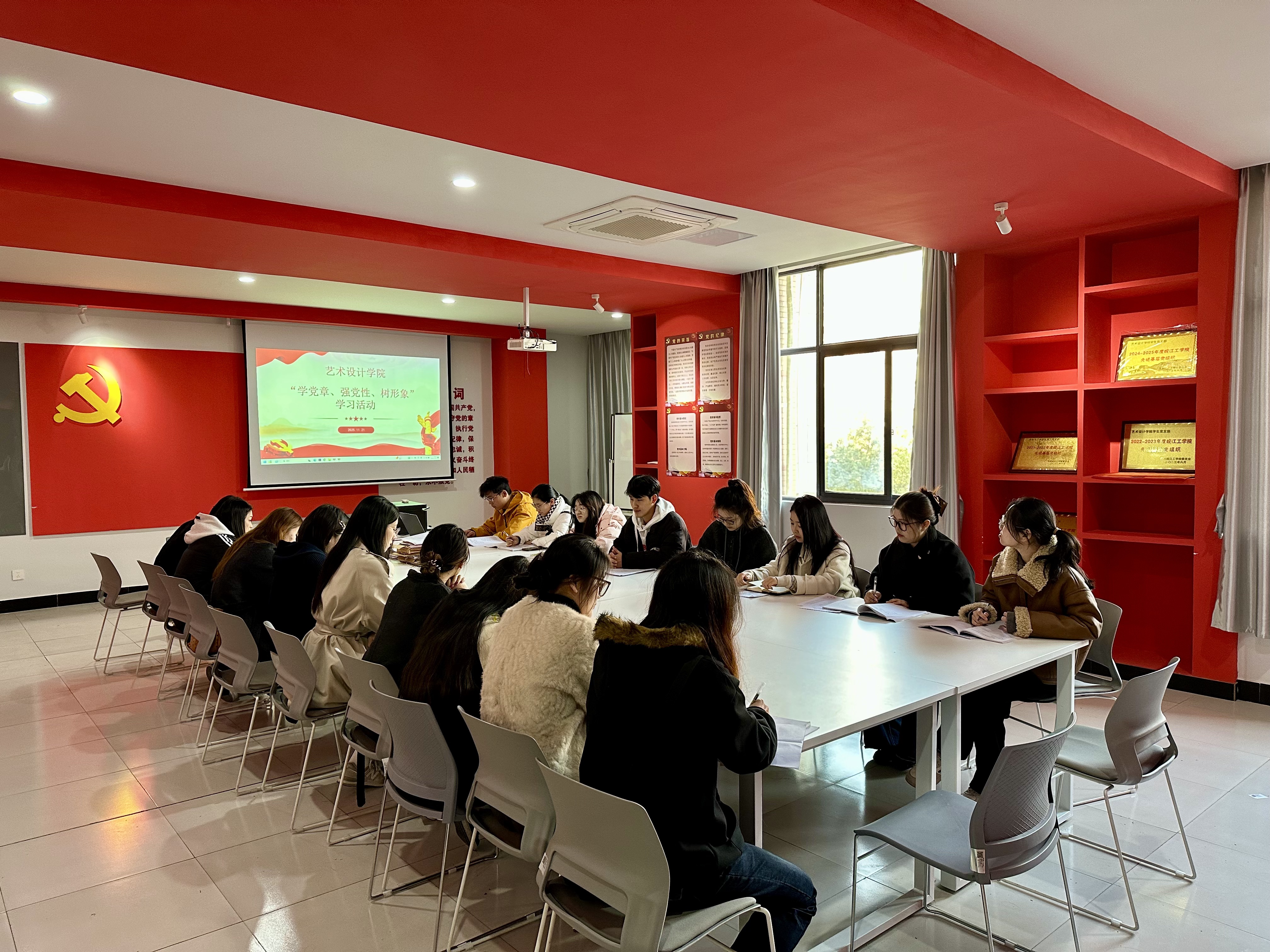 <strong>bat365在线中国登录入口艺术设计学院学生党支部开展“学党章 强党性 树形象”常态化学习活动</strong>