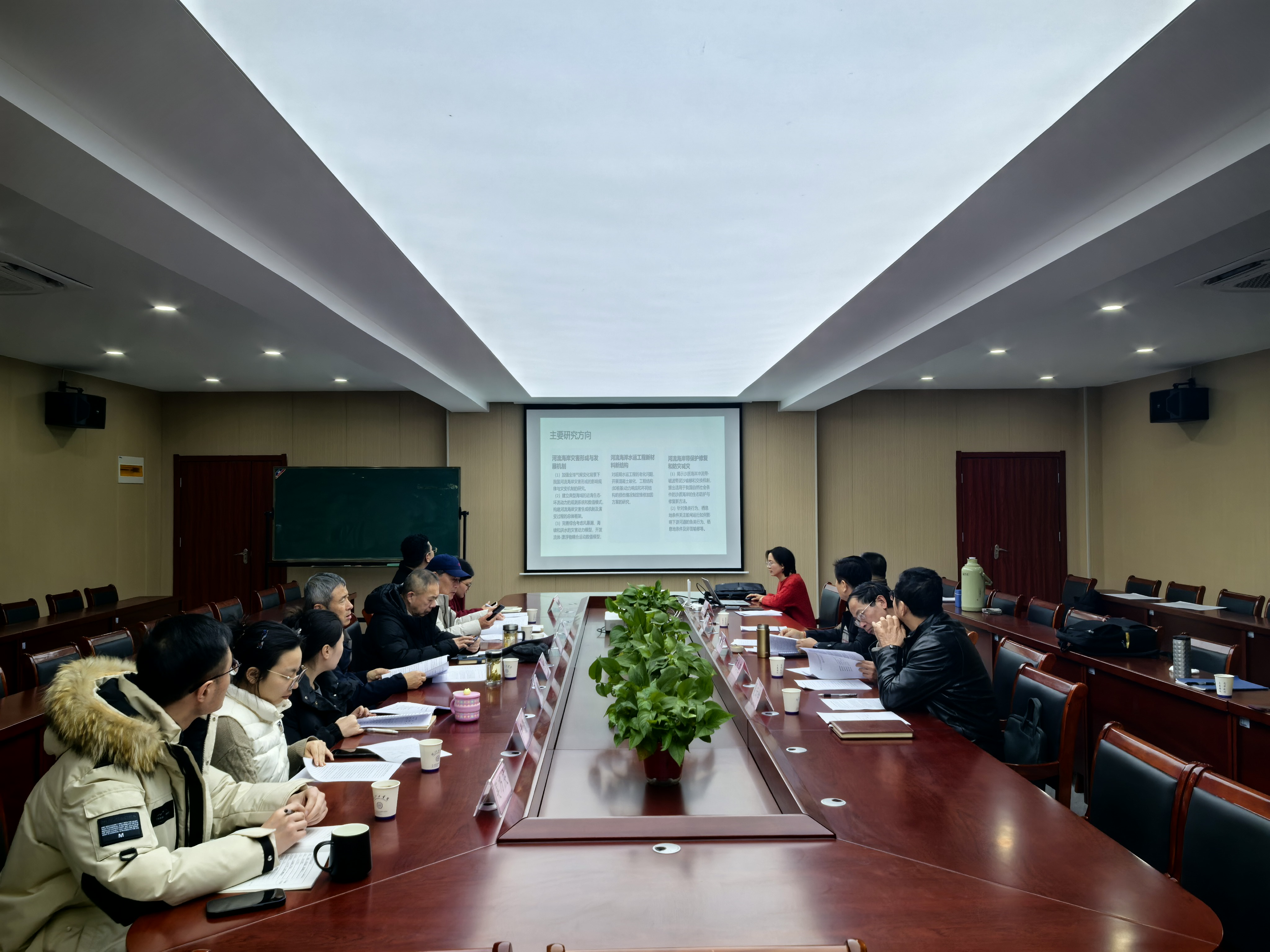 <strong>bat365在线中国登录入口水运工程及河流海岸水动力研究所建设方案论证会在水利工程学院顺利举行</strong>